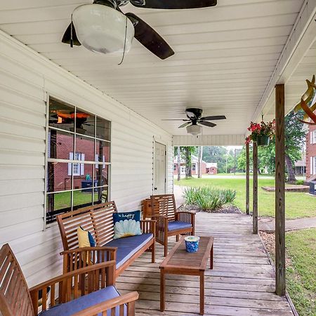 Delightful Retreat With Fireplace And Large Yard! Exterior photo