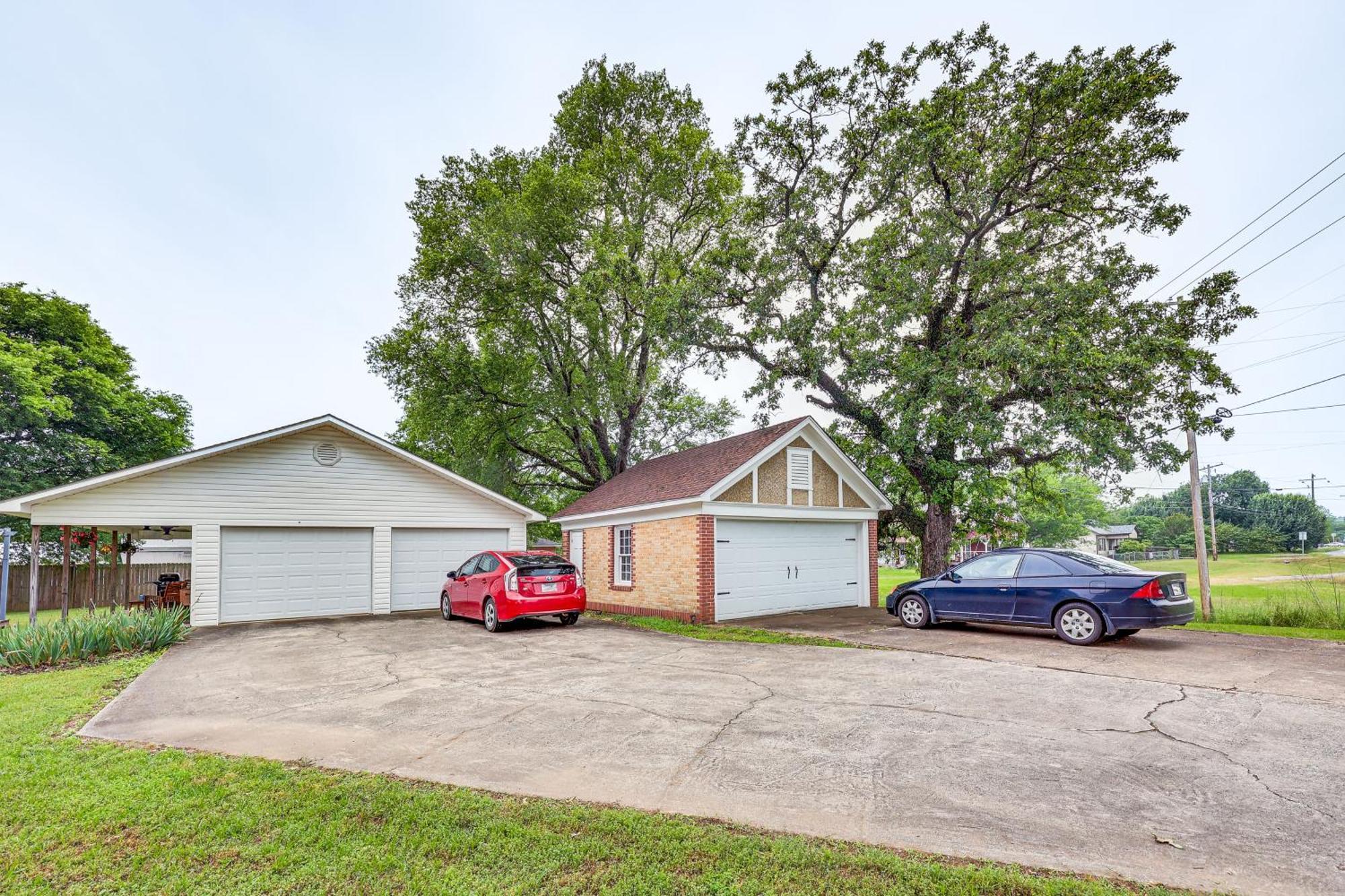 Delightful Retreat With Fireplace And Large Yard! Exterior photo