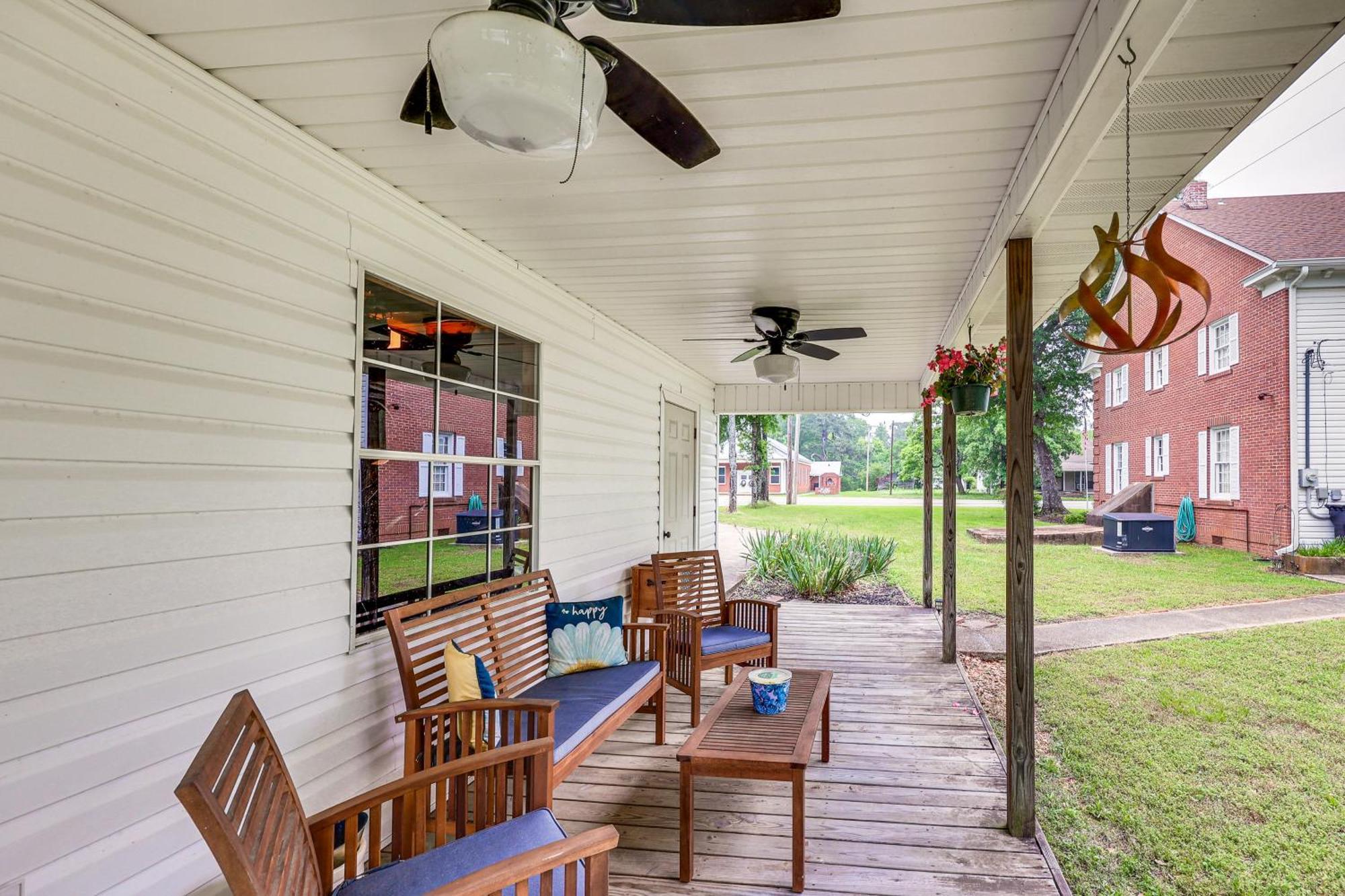 Delightful Retreat With Fireplace And Large Yard! Exterior photo