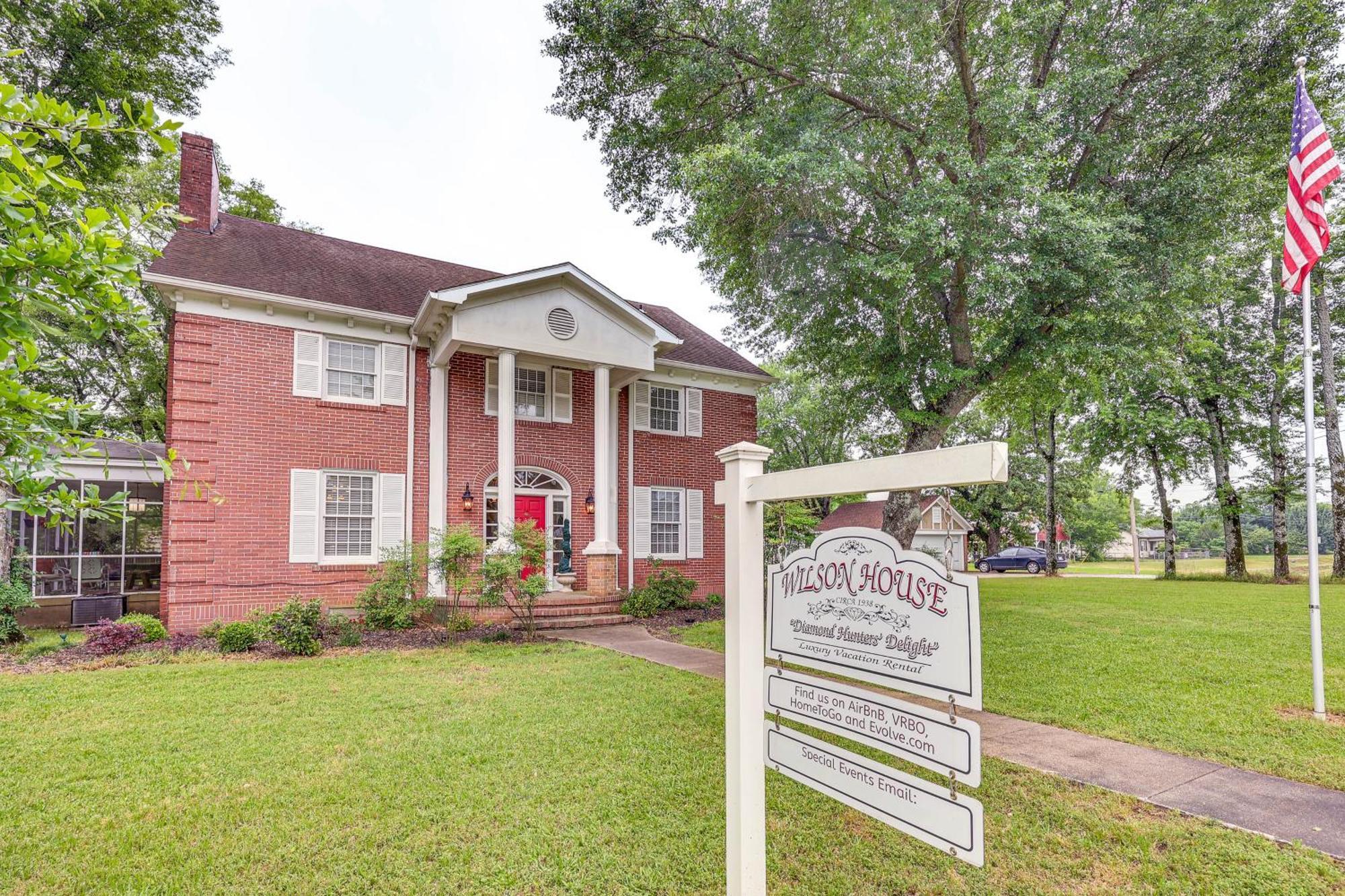 Delightful Retreat With Fireplace And Large Yard! Exterior photo