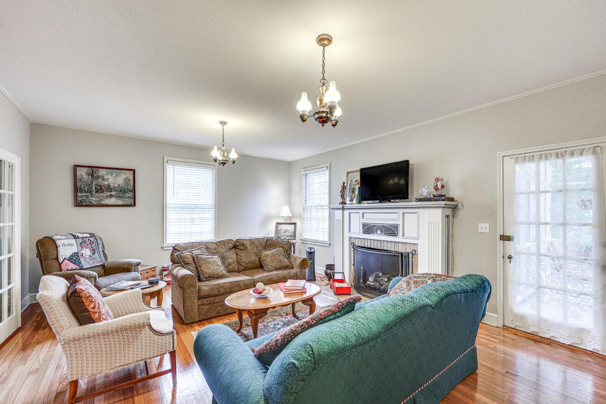 Delightful Retreat With Fireplace And Large Yard! Exterior photo