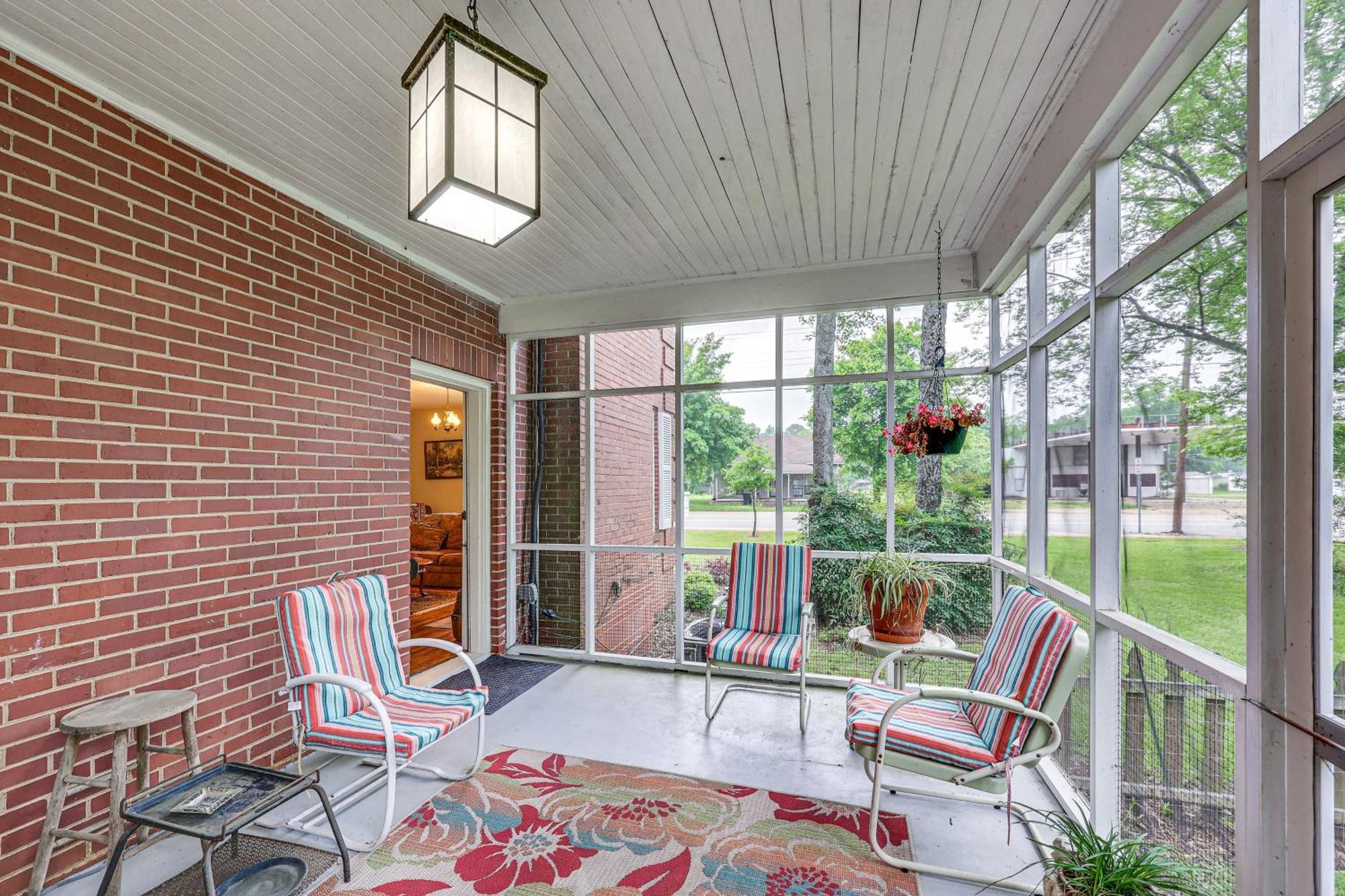 Delightful Retreat With Fireplace And Large Yard! Exterior photo