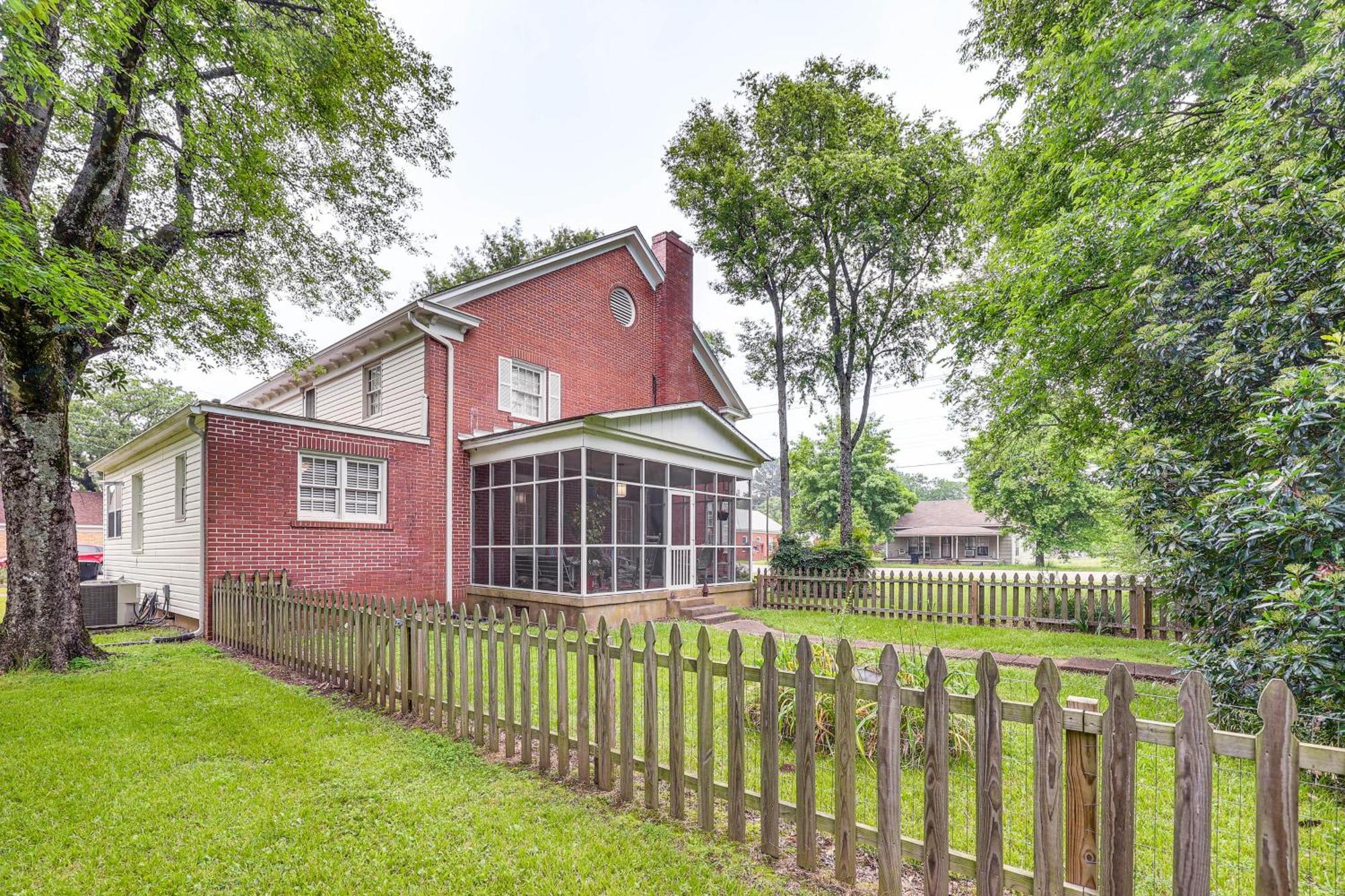 Delightful Retreat With Fireplace And Large Yard! Exterior photo