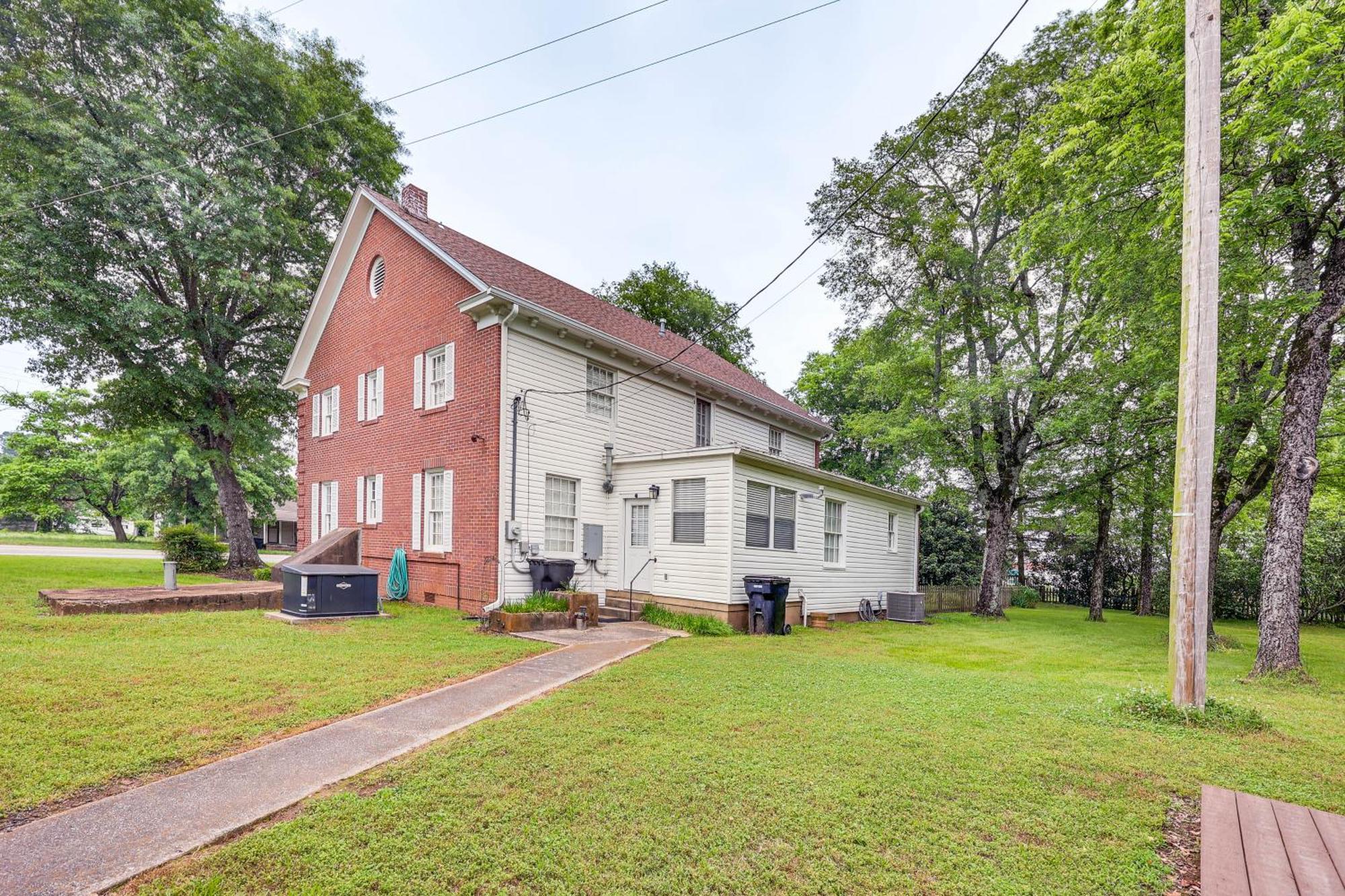 Delightful Retreat With Fireplace And Large Yard! Exterior photo