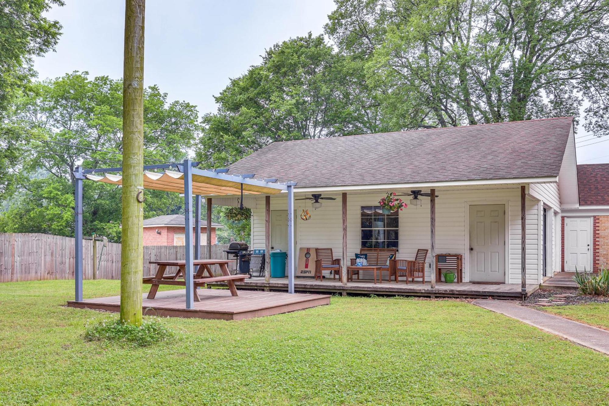 Delightful Retreat With Fireplace And Large Yard! Exterior photo