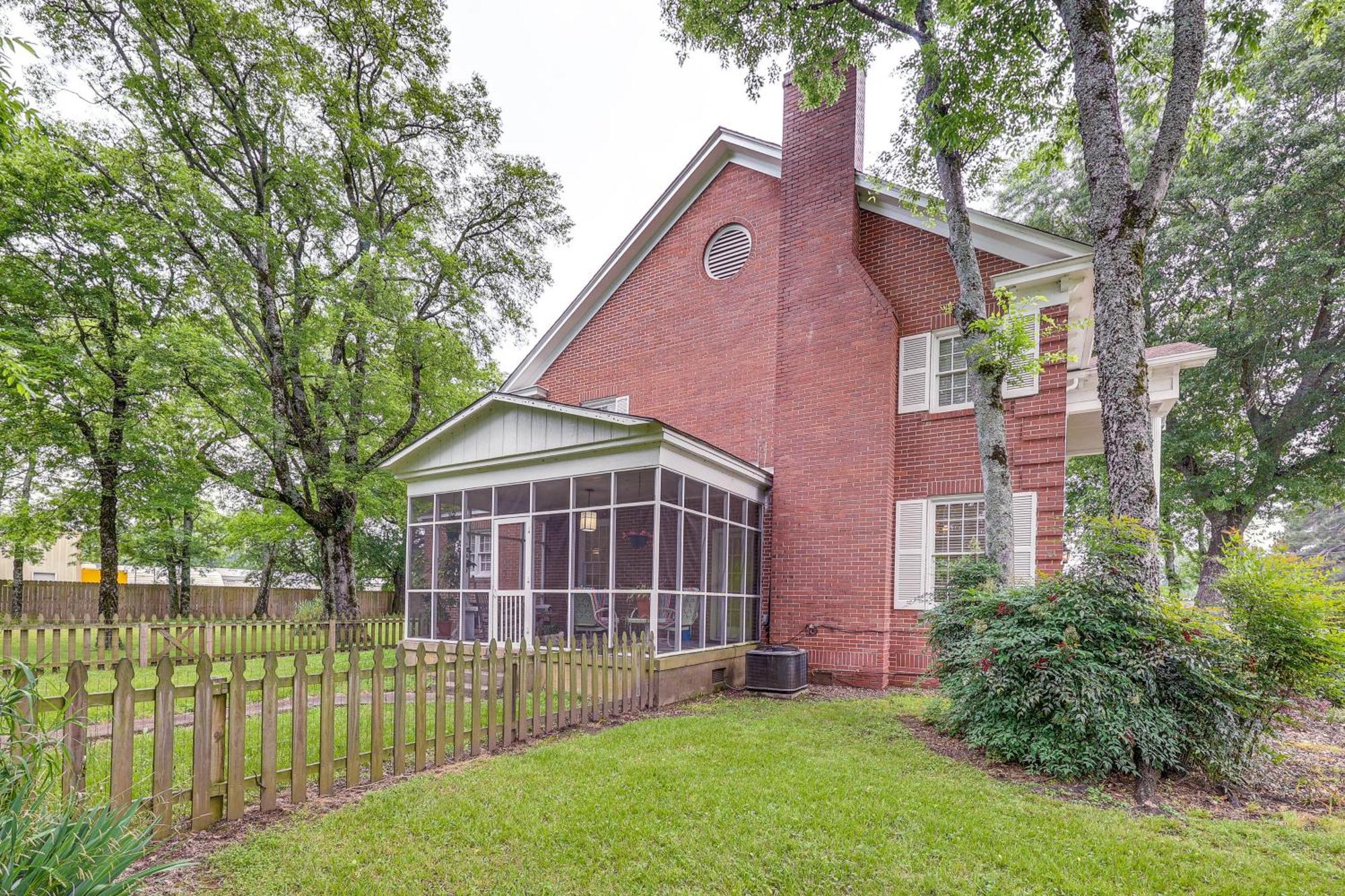 Delightful Retreat With Fireplace And Large Yard! Exterior photo
