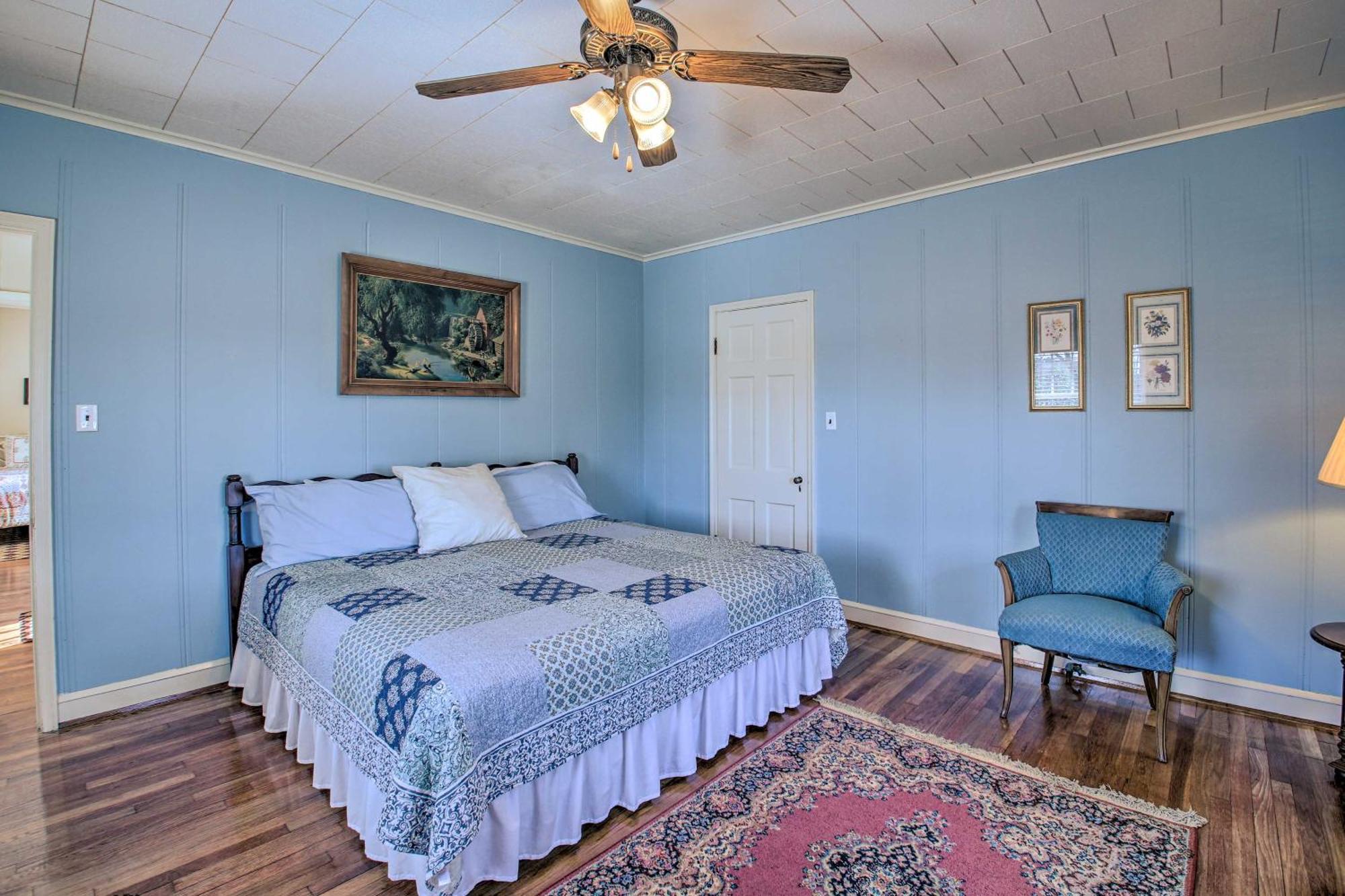 Delightful Retreat With Fireplace And Large Yard! Exterior photo