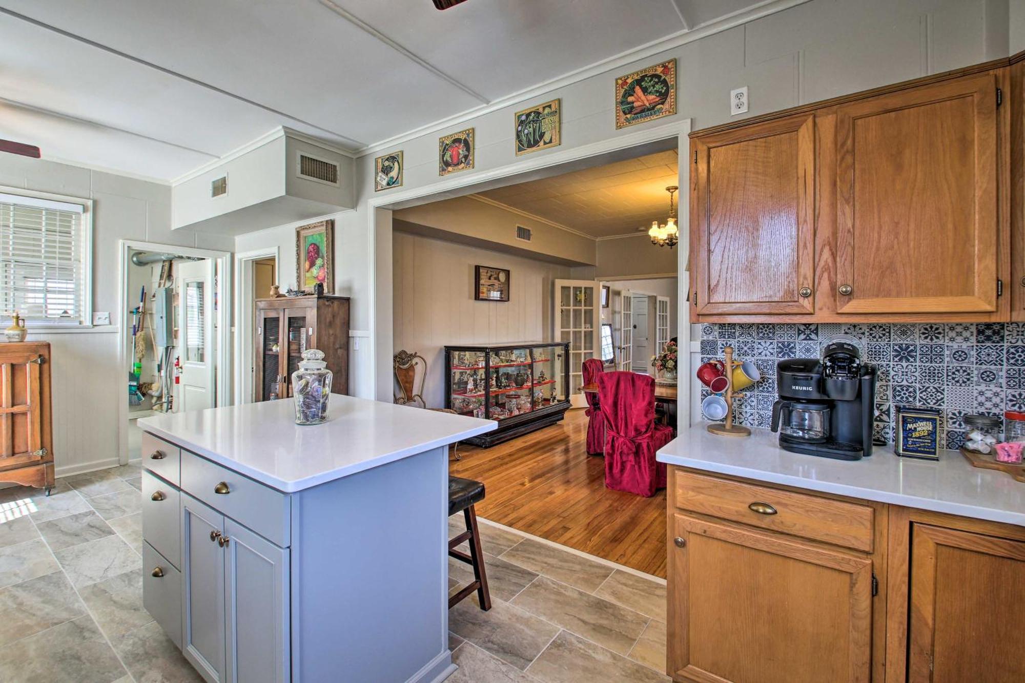 Delightful Retreat With Fireplace And Large Yard! Exterior photo