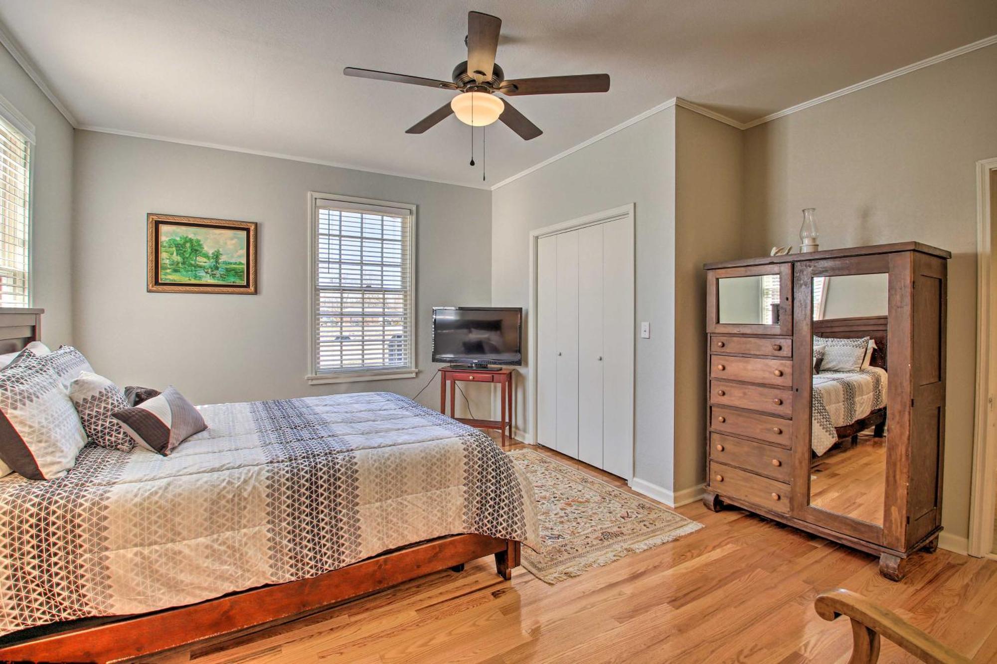 Delightful Retreat With Fireplace And Large Yard! Exterior photo