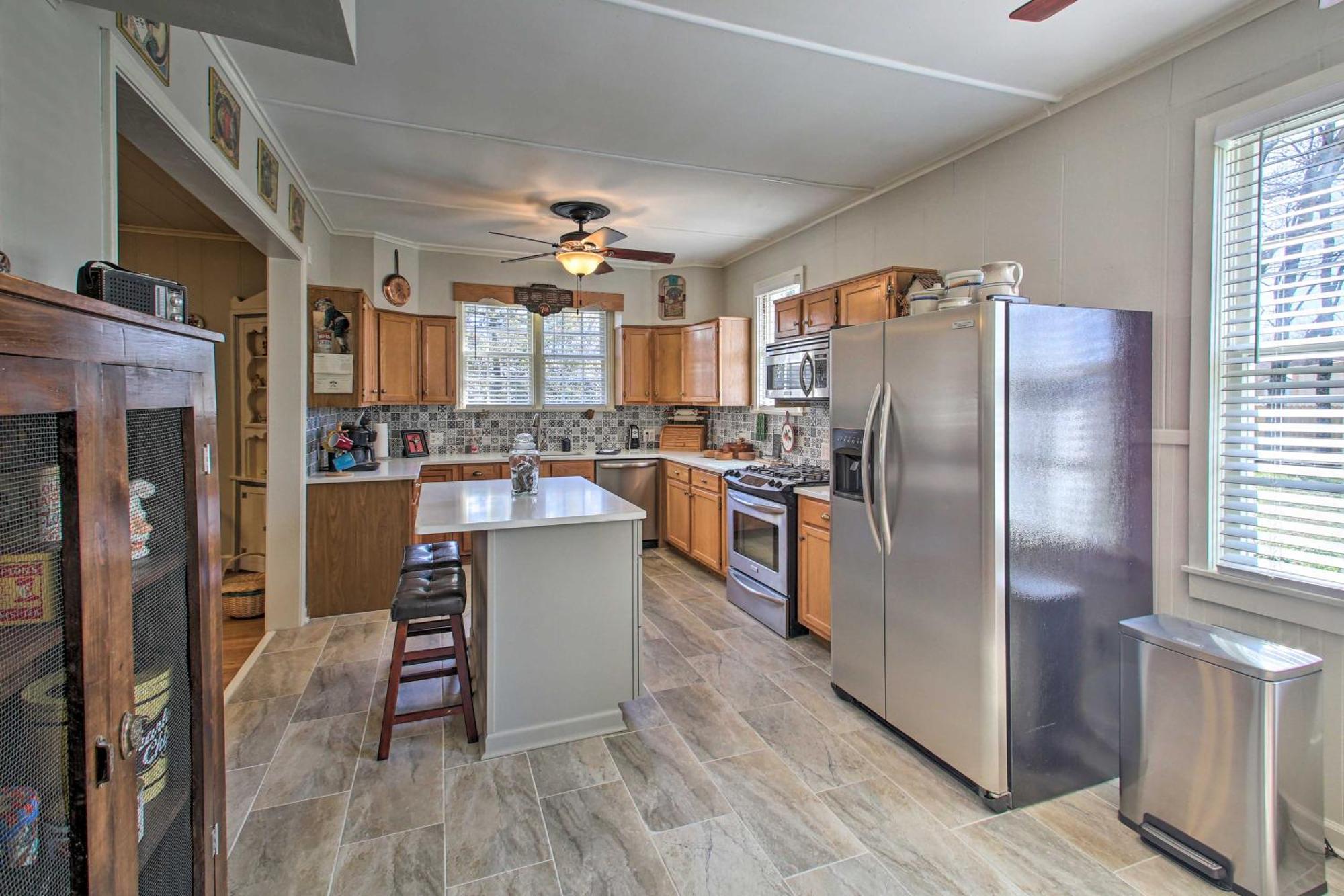 Delightful Retreat With Fireplace And Large Yard! Exterior photo