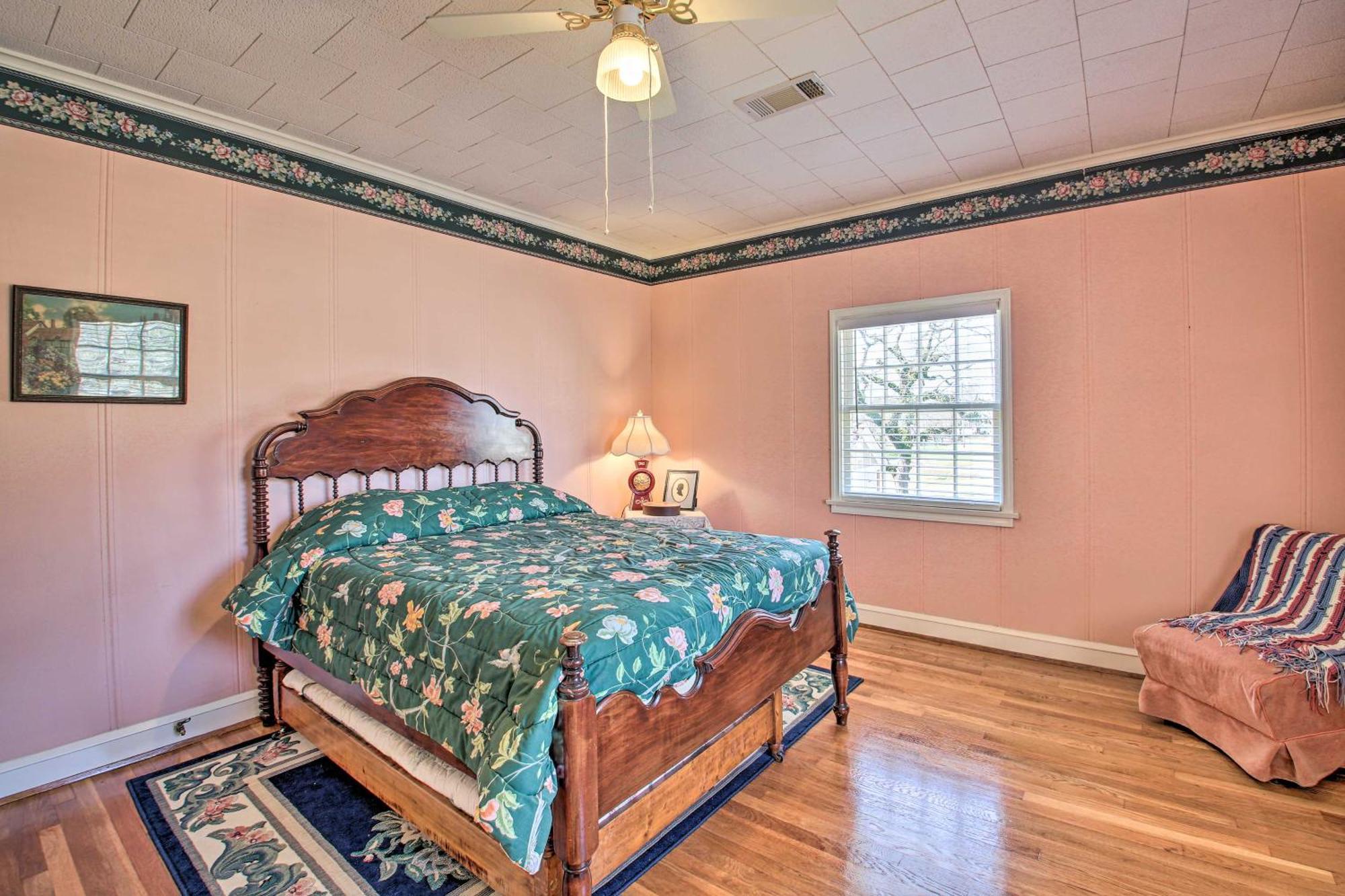 Delightful Retreat With Fireplace And Large Yard! Exterior photo