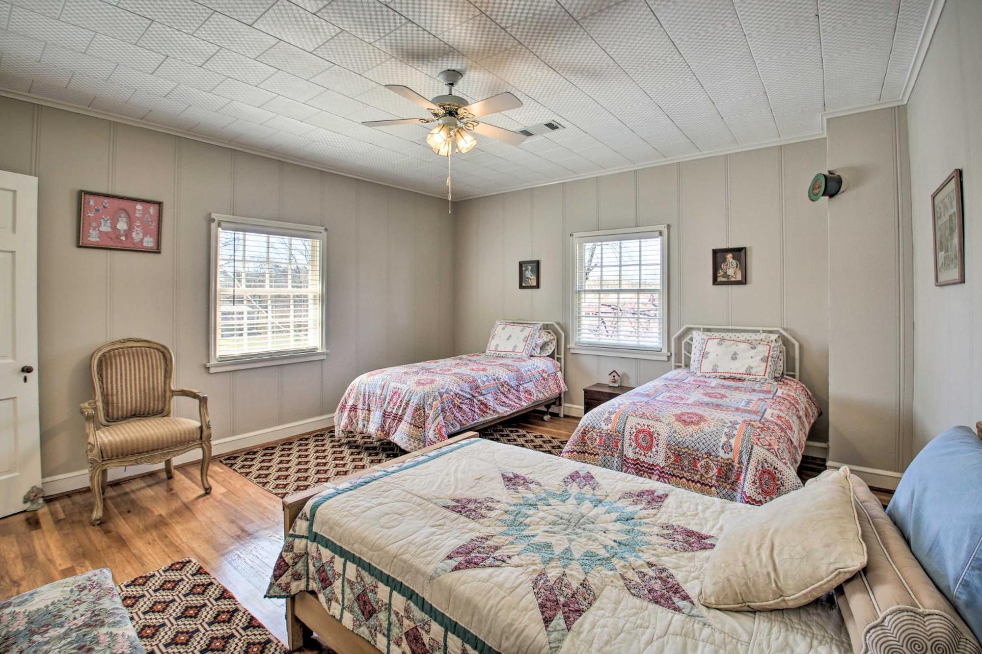 Delightful Retreat With Fireplace And Large Yard! Exterior photo