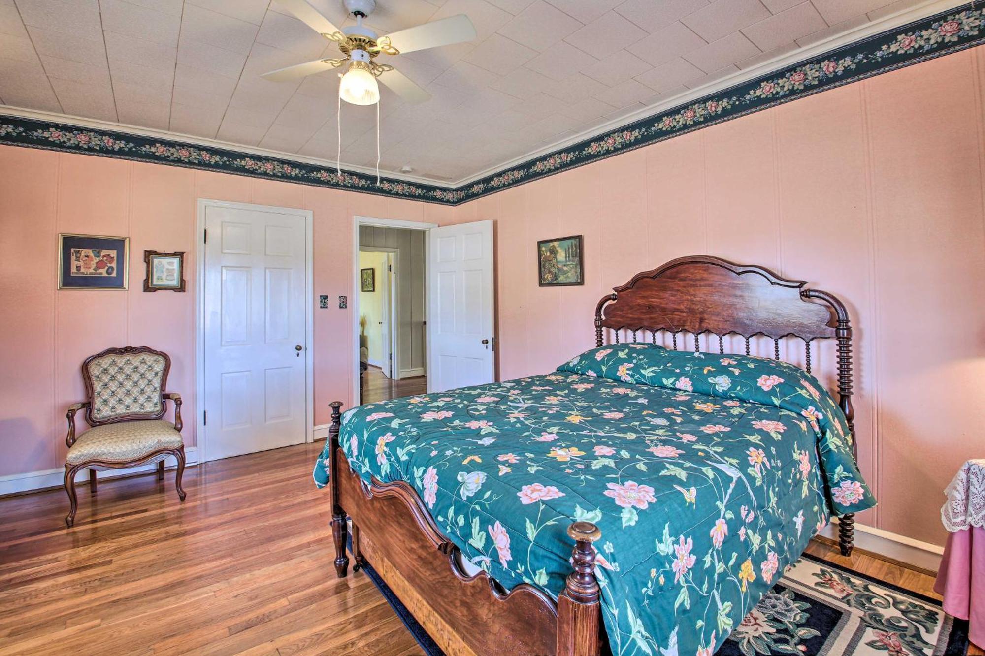 Delightful Retreat With Fireplace And Large Yard! Exterior photo