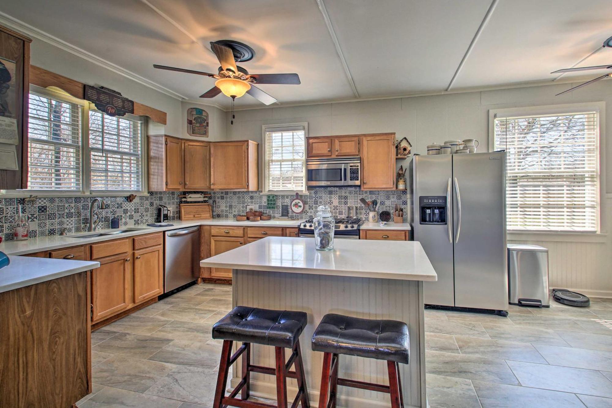 Delightful Retreat With Fireplace And Large Yard! Exterior photo