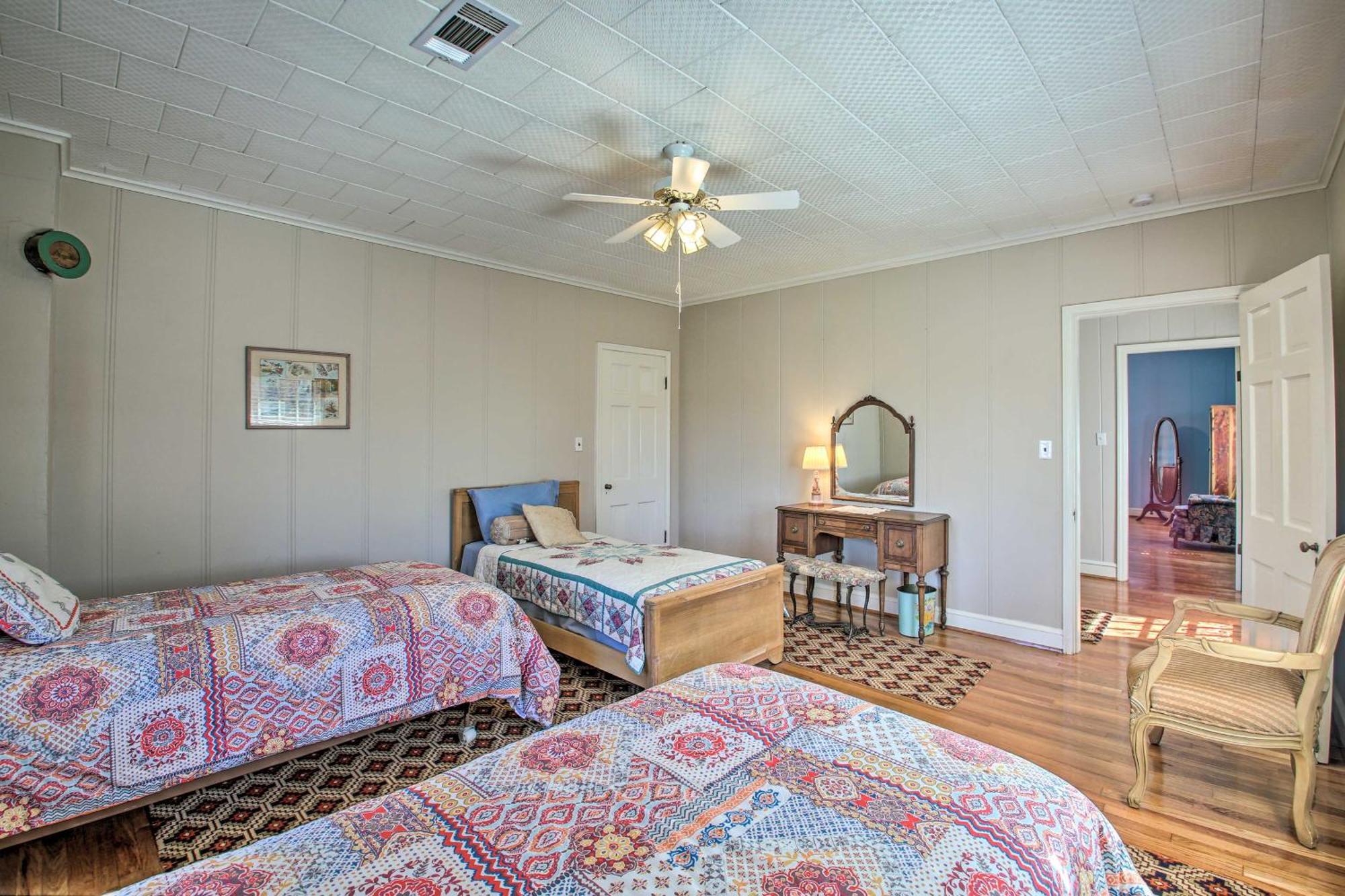 Delightful Retreat With Fireplace And Large Yard! Exterior photo
