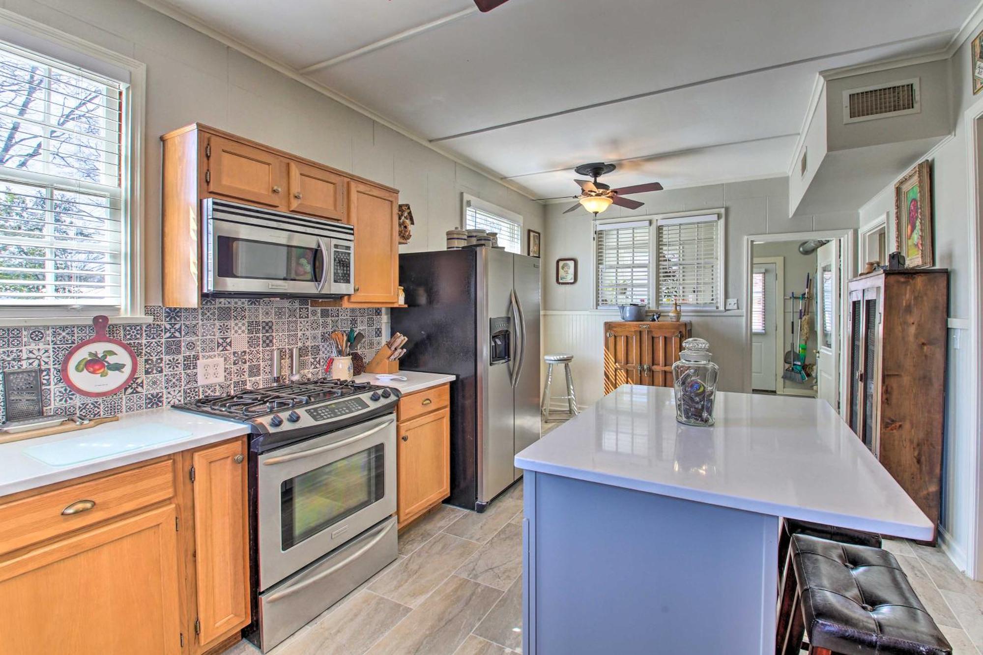 Delightful Retreat With Fireplace And Large Yard! Exterior photo